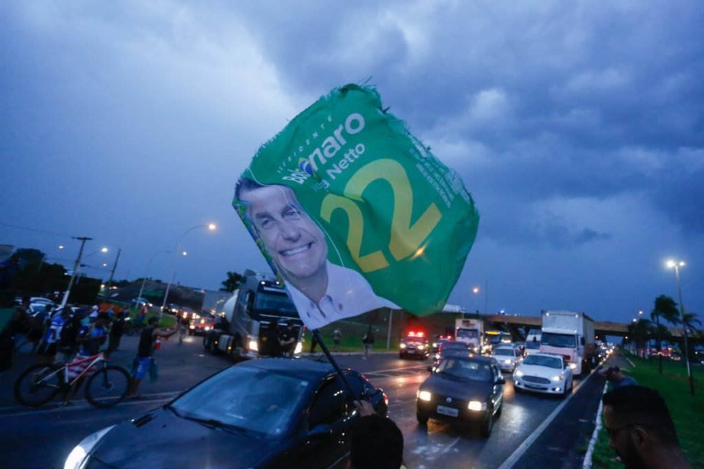 Veículos com a bandeira do JairBolsonaro passam por bloqueio montados na rodovia BR 040 - Metrópoles