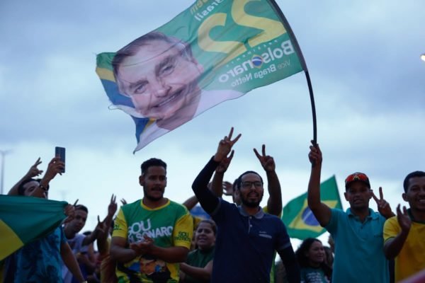 manifestantes com bandeira do JairBolsonaro acompanham o bloqueio montados na rodovia BR 040 - Metrópoles