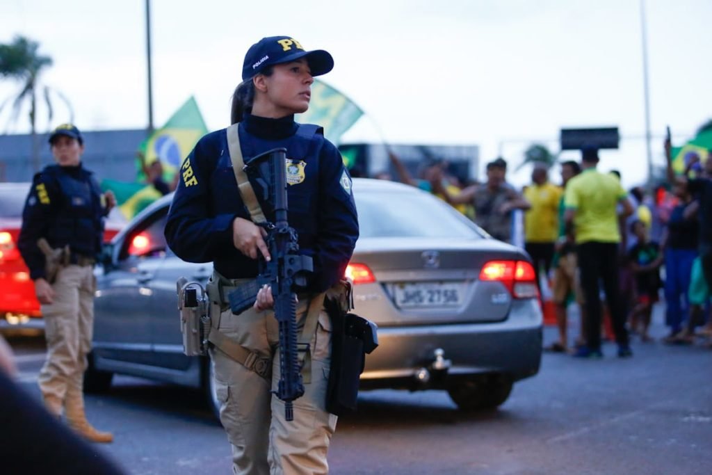 policiais da PRF intervém em bloqueio montados por manifestantes pró-Bolsonaro na rodovia BR 040 - Metrópoles