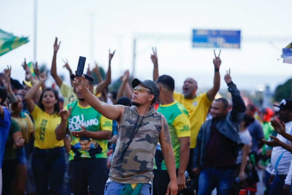 manifestantes pró-Bolsonaro bloqueiam parcialmente a rodovia BR-040, na altura do viaduto que dá acesmanifestantes pró-Bolsonaro bloqueiam parcialmente a rodovia BR-040, na altura do viaduto que dá acesso a Valparaiso GO - Metrópoles