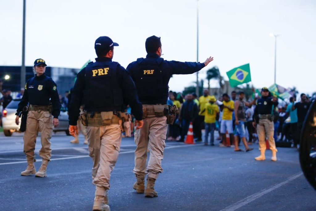 policiais da PRF intervém em bloqueio montados por manifestantes pró-Bolsonaro na rodovia BR 040 - Metrópoles