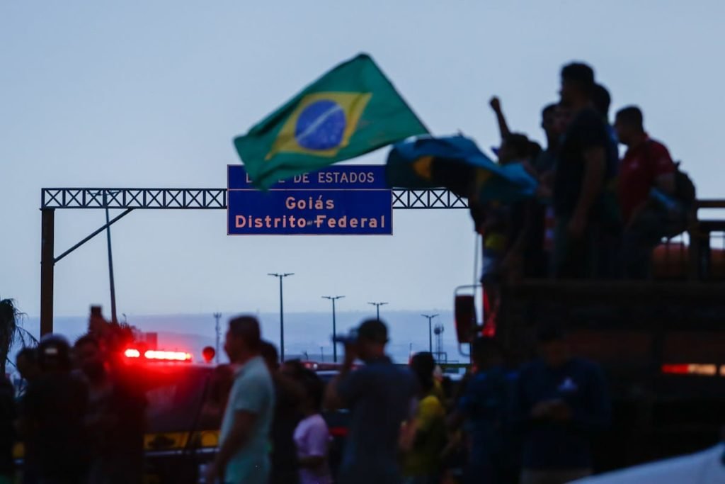 manifestantes pró-Bolsonaro bloqueiam parcialmente a rodovia BR-040, na altura do viaduto que dá acesso a Valparaiso GO - Metrópoles