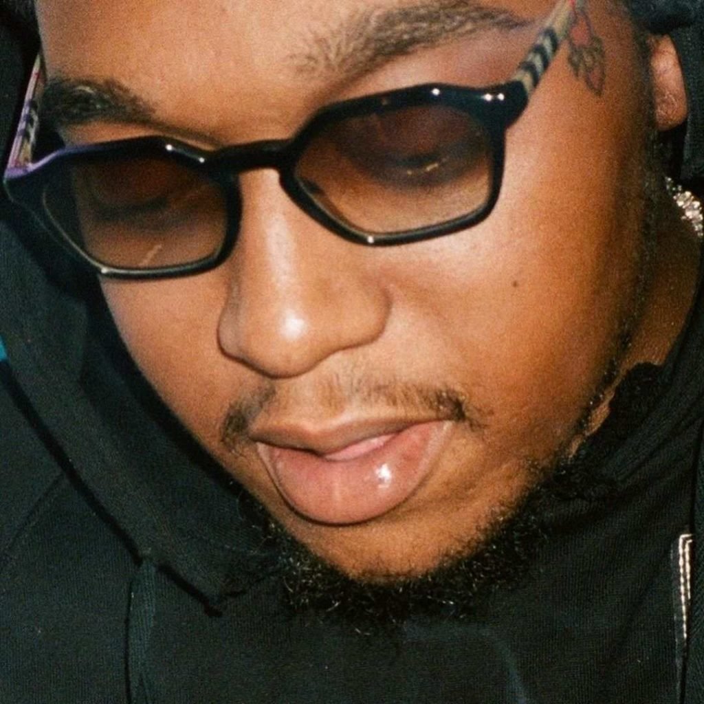 Rapper Takeoff, morto aos 28 anos, usando óculos preto