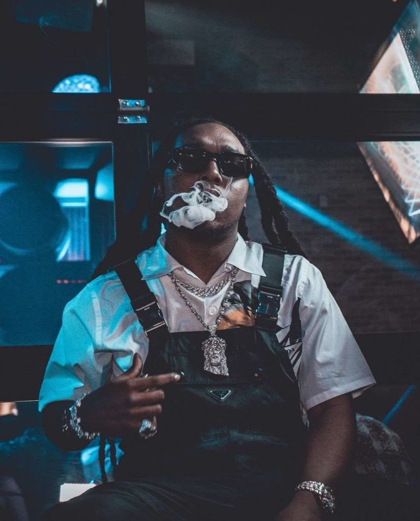 Rapper Taleoff usando blusa branca, jardineira jeans e óculos preto - Metrópoles