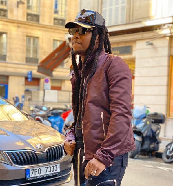 Rapper Takeoff usando jaqueta marrom e boné marrom - Metrópoles