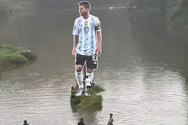 Fãs do Brasil botam imagem gigante de Neymar na frente de Messi na