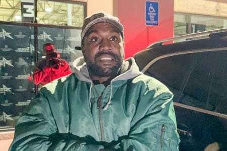 Kanye West fala com fãs e paparazzi em frente a um prédio - Metrópoles