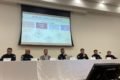 PRF fala sobre situação de bloqueios nas estradas brasileiras em coletiva de imprensa. Na foto, os diretores falam sentados em mesa branca com telão ao fundo - Metrópoles