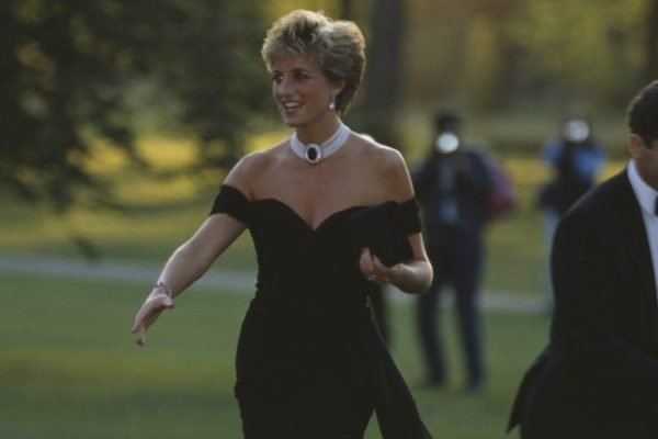 A realeza britânica Diana, Princesa de Gales (1961-1997) usando um vestido preto Christina Stambolian, participa de uma festa da Vanity Fair na Serpentine Gallery em Londres, Inglaterra, 20 de novembro de 1994. - Metrópoles