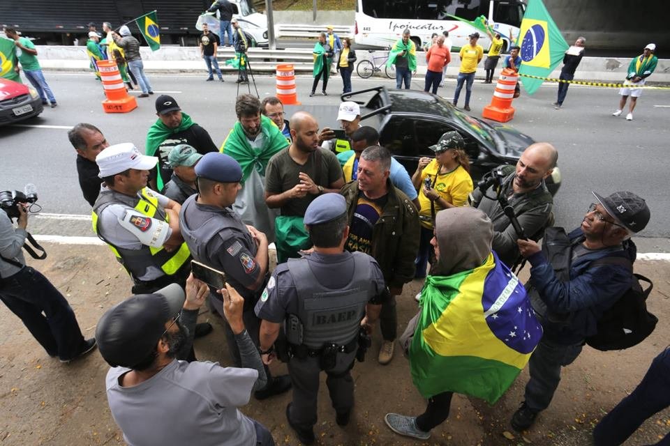 Polícia Militar retira apoiadores do presidente Jair Bolsonaro (PL) da Marginal Tietê, na altura da ponte das Bandeiras, zona norte de São Paulo na manhã desta terça-feira (01). Os apoiadores interditaram a via em protesto contra o resultado das eleições - Metrópoles