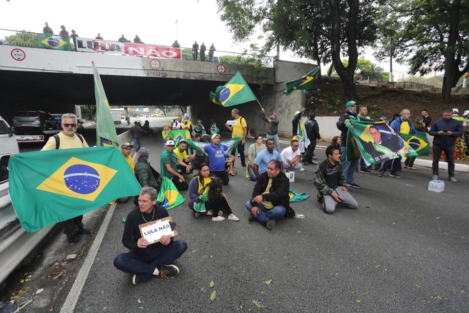 Polícia Militar retira apoiadores do presidente Jair Bolsonaro (PL) da Marginal Tietê, na altura da ponte das Bandeiras, zona norte de São Paulo na manhã desta terça-feira (01). Os apoiadores interditaram a via em protesto contra o resultado das eleições - Metrópoles