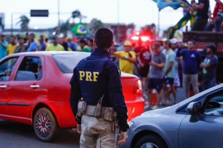 Policial rodoviário federal observa movimentação de apoiadores do presidente derrotada Bolsonaro que travam rodovias, rm Brasília - Metrópoles