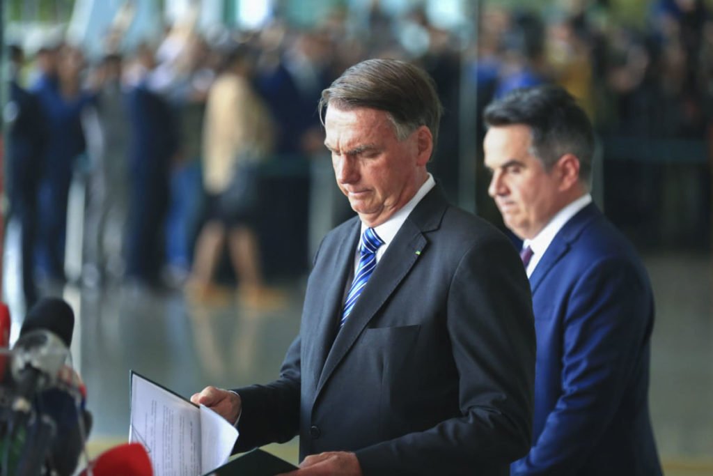 Cercado por ministros e aliados jair Bolsonaro faz pronunciamento aos brasileiros - Metrópoles