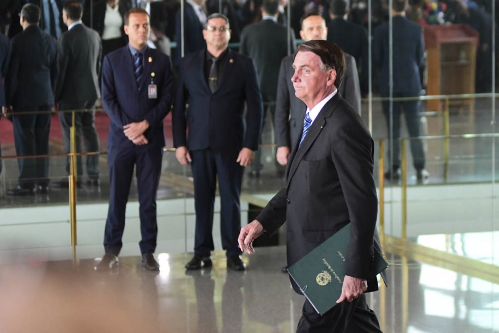 Cercado por ministros e aliados, Jair Bolsonaro caminha de perfil para fazer o pronunciamento aos brasileiros após derrota nas eleições, no Palácio do Planalto - Metrópoles - Metrópoles