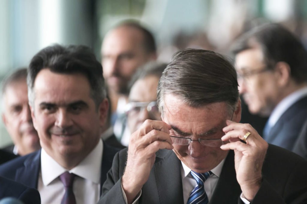 Cercado por ministros e aliados, Jair Bolsonaro se prepara e coloca óculos para fazer o pronunciamento aos brasileiros após derrota nas eleições, no Palácio do Planalto - Metrópoles - Metrópoles