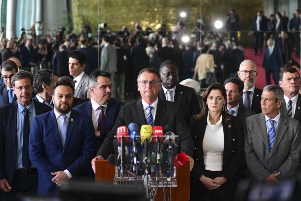 Cercado por ministros e aliados, Jair Bolsonaro se prepara para fazer o pronunciamento aos brasileiros após derrota nas eleições, no Palácio do Planalto - Metrópoles - Metrópoles