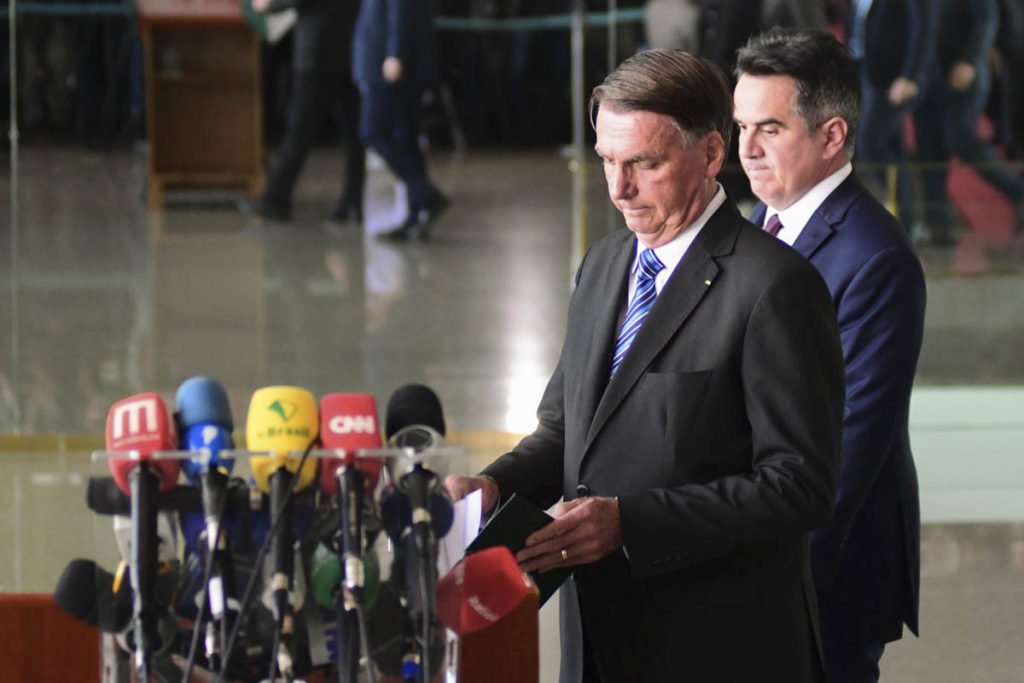 Cercado por ministros e aliados, Jair Bolsonaro se prepara para fazer o pronunciamento aos brasileiros após derrota nas eleições, no Palácio do Planalto - Metrópoles - Metrópoles