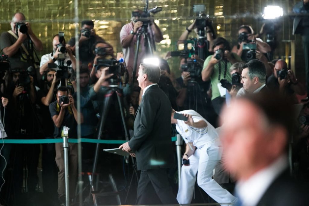 Cercado por ministros e aliados, Jair Bolsonaro caminha de perfil para fazer o pronunciamento aos brasileiros após derrota nas eleições, no Palácio do Planalto - Metrópoles - Metrópoles