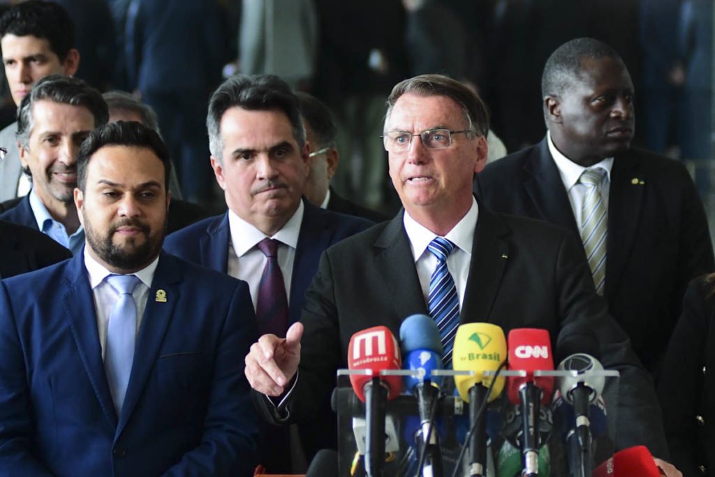 Cercado por ministros e aliados jair Bolsonaro faz pronunciamento aos brasileiros - Metrópoles