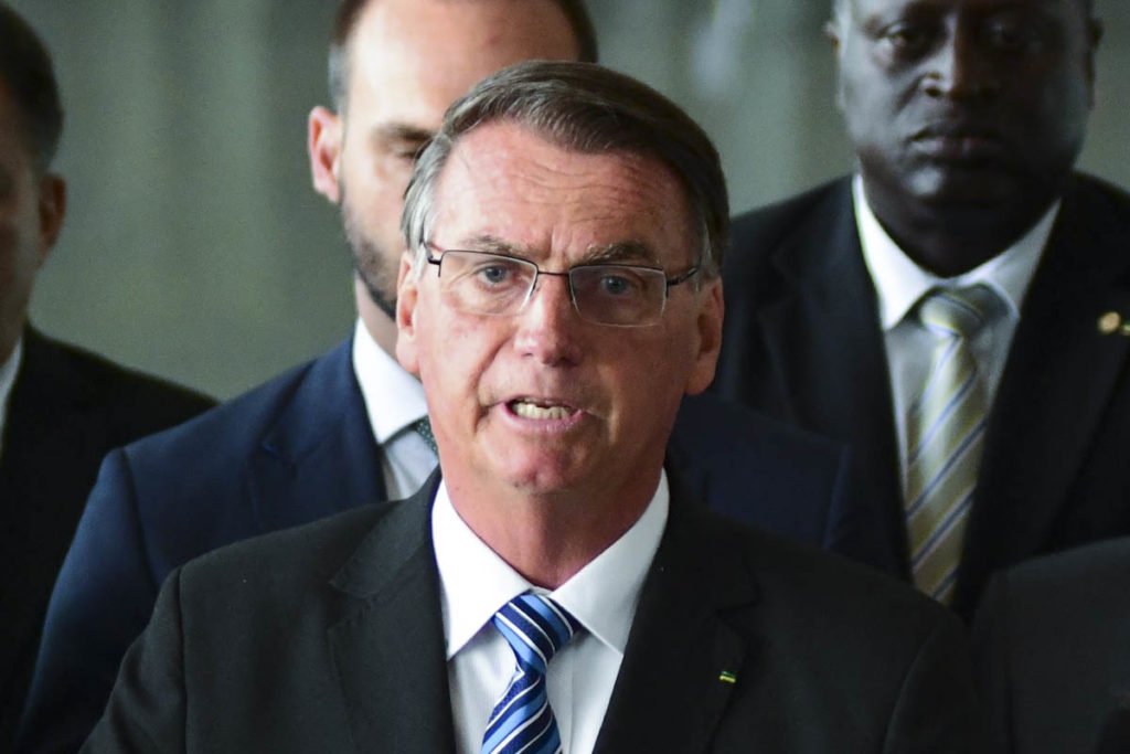 Foto colorida mostra Bolsonaro cercado por ministros e aliados - Metrópoles