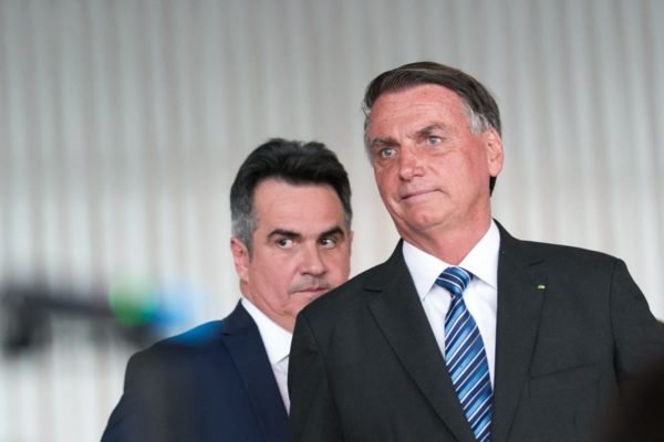 Presidente Jair Bolsonaro chega acompanhado do ministros ciro nogueira para fazer primeiro pronunciamento aos brasileiros - Metrópoles