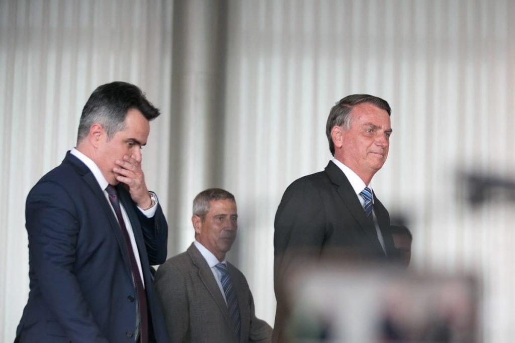 Presidente Jair Bolsonaro chega acompanhado por ministros e aliados para fazer primeiro pronunciamento aos brasileiros - Metrópoles