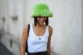 No street style, mulher usa regata branca da Prada e chapéu verde felpudo - Metrópoles