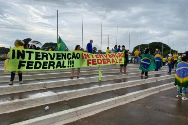 Bolsonaristas pedem intervenção militar em QG do Exército após derrota de Bolsonaro