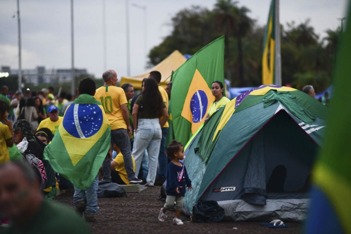 Apoiadores do presidente Jair Bolsonaro fazem protesto e acampam no QG do exército e pedem intervenção dos militares após os resultado das eleições 2022 - Metrópoles