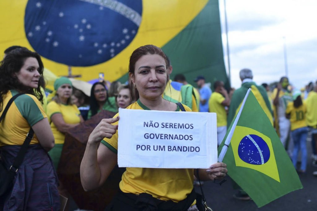 mulher mostra cartaz com os dizeres Não ão seremos governados por um bandido durante protesto no QG do exército - Metrópoles