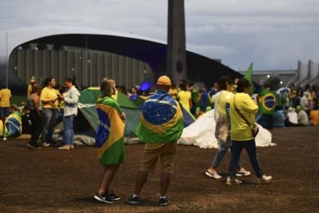 Imagem colorida mostra bolsonaristas, apoiadores do presidente Jair Bolsonaro que fazem protesto e acampam no QG do exército e pedem intervenção dos militares após os resultados das eleições 2022 - Metrópoles