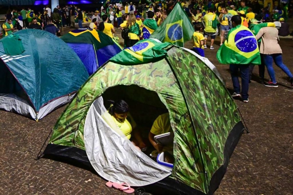 Famílias de acampamento em Brazlândia (DF) realizam ato para