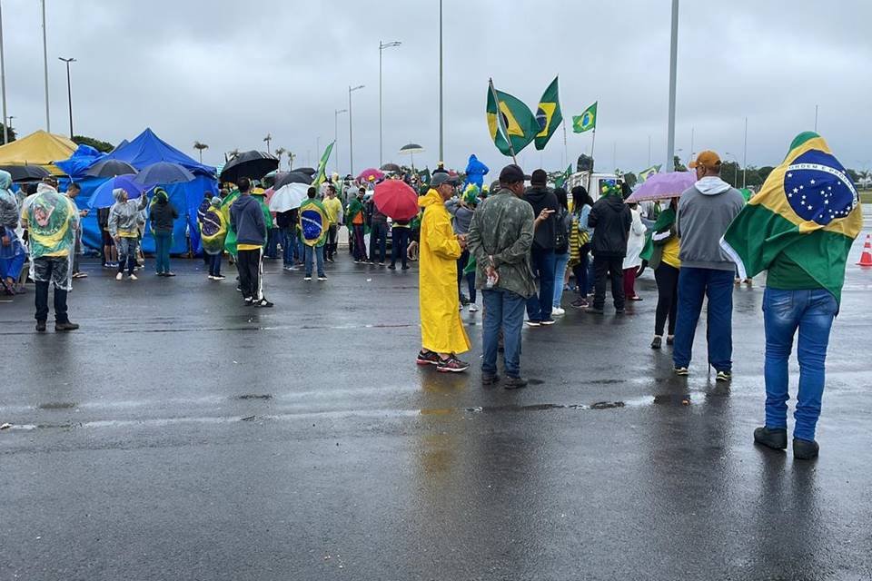 Famílias de acampamento em Brazlândia (DF) realizam ato para