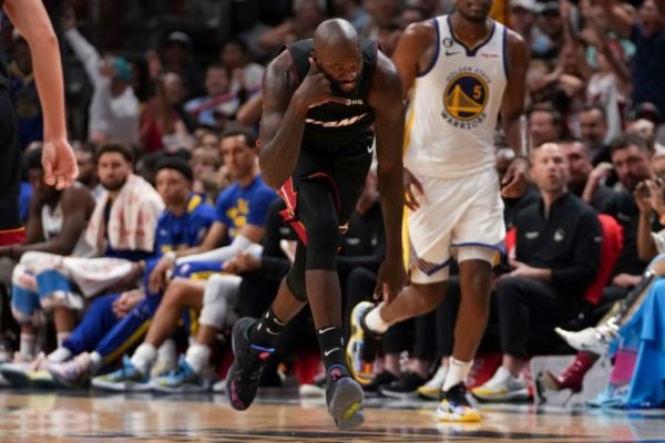 Jogadores de Miami Heat e Golden State Warriors disputam partida de basquete na NBA - Metrópoles