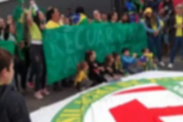 Crianças ficam na linha de frente dos bloqueios nas rodovias federais em SC