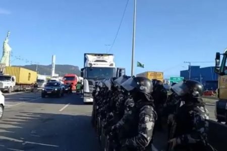 Tropa de Choque de SC na estrada com caminhão ao fundo