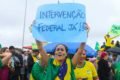 Manifestantes frustrados com o resultado das eleições trocam os cartazes de “intervenção militar”por “intervenção Federal” em ato em frente ao QG do Exército