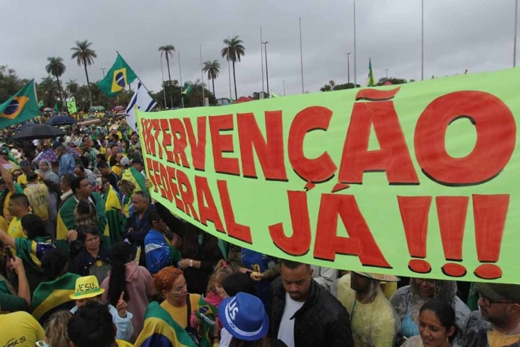 Manifestantes QG intervenção Federal2