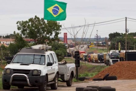 Carros e caminhões parados em bloqueios de caminhoneiros em Várzea Grande no Mato Grosso - Metrópoles