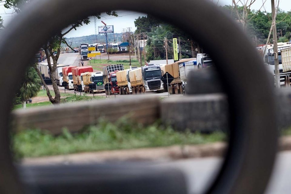 Carros e caminhões parados em bloqueios de caminhoneiros em Várzea Grande no Mato Grosso - Metrópoles