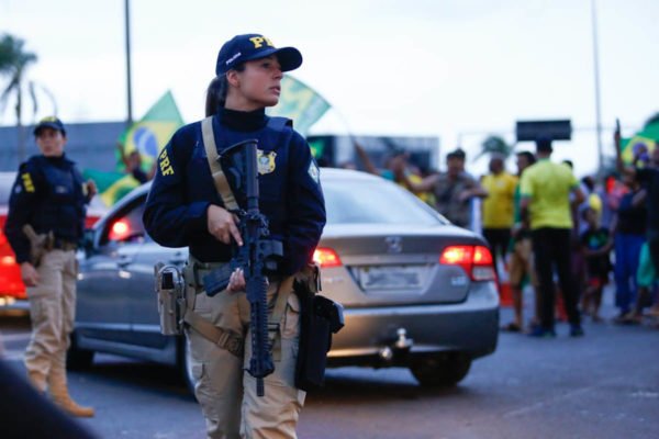 Policia da PRF contém atos antidemocráticos pedindo intervenção militar na BR-060 - Metrópoles