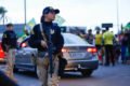 Policia da PRF contém atos antidemocráticos pedindo intervenção militar na BR-060 - Metrópoles