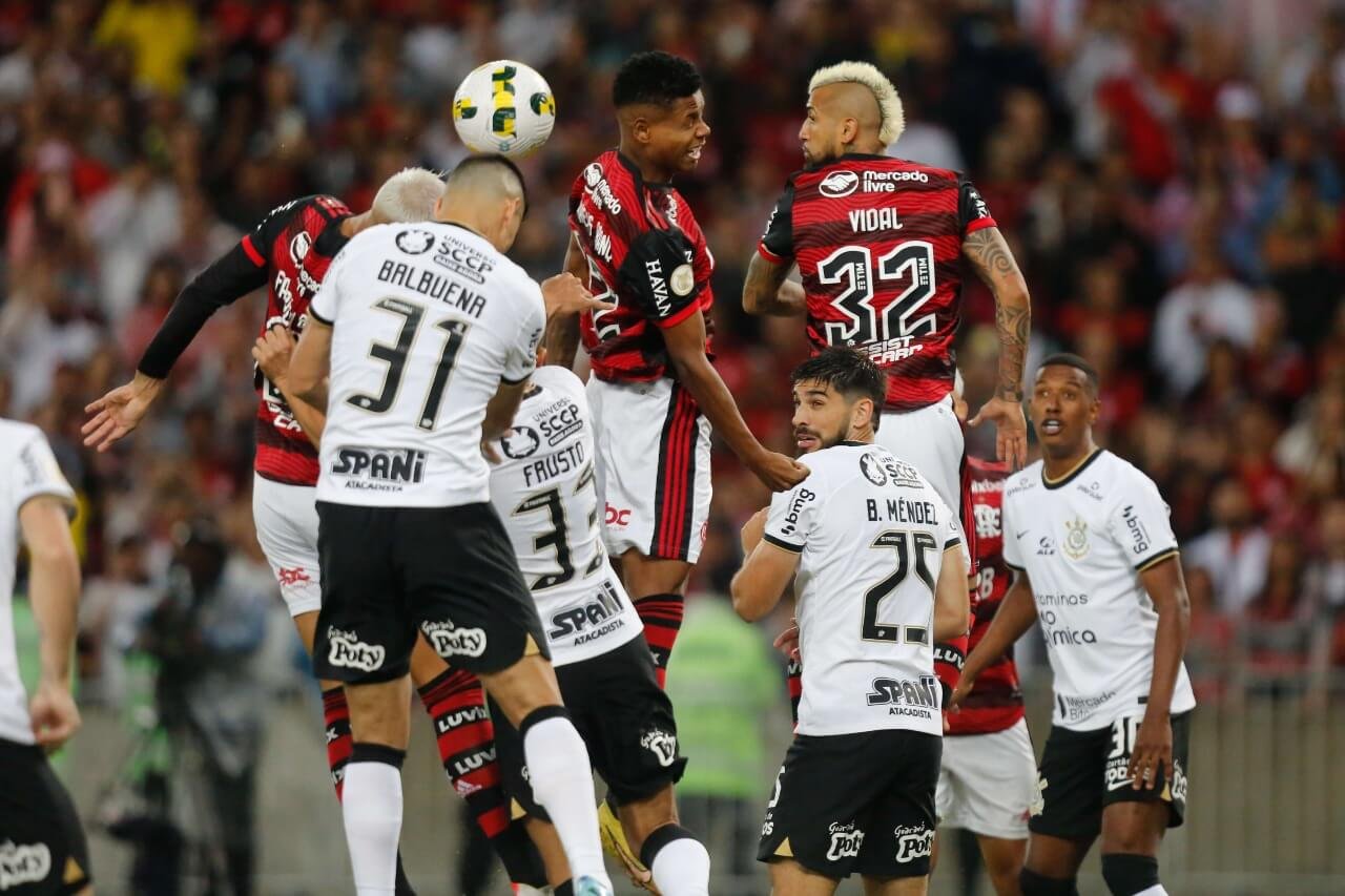 Du Queiroz com o domínio da bola em jogo contra o Flamengo