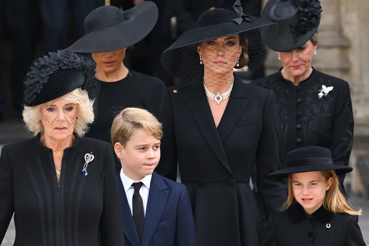 Foto colorida. Mulheres e crianças com roupas pretas - Metrópoles