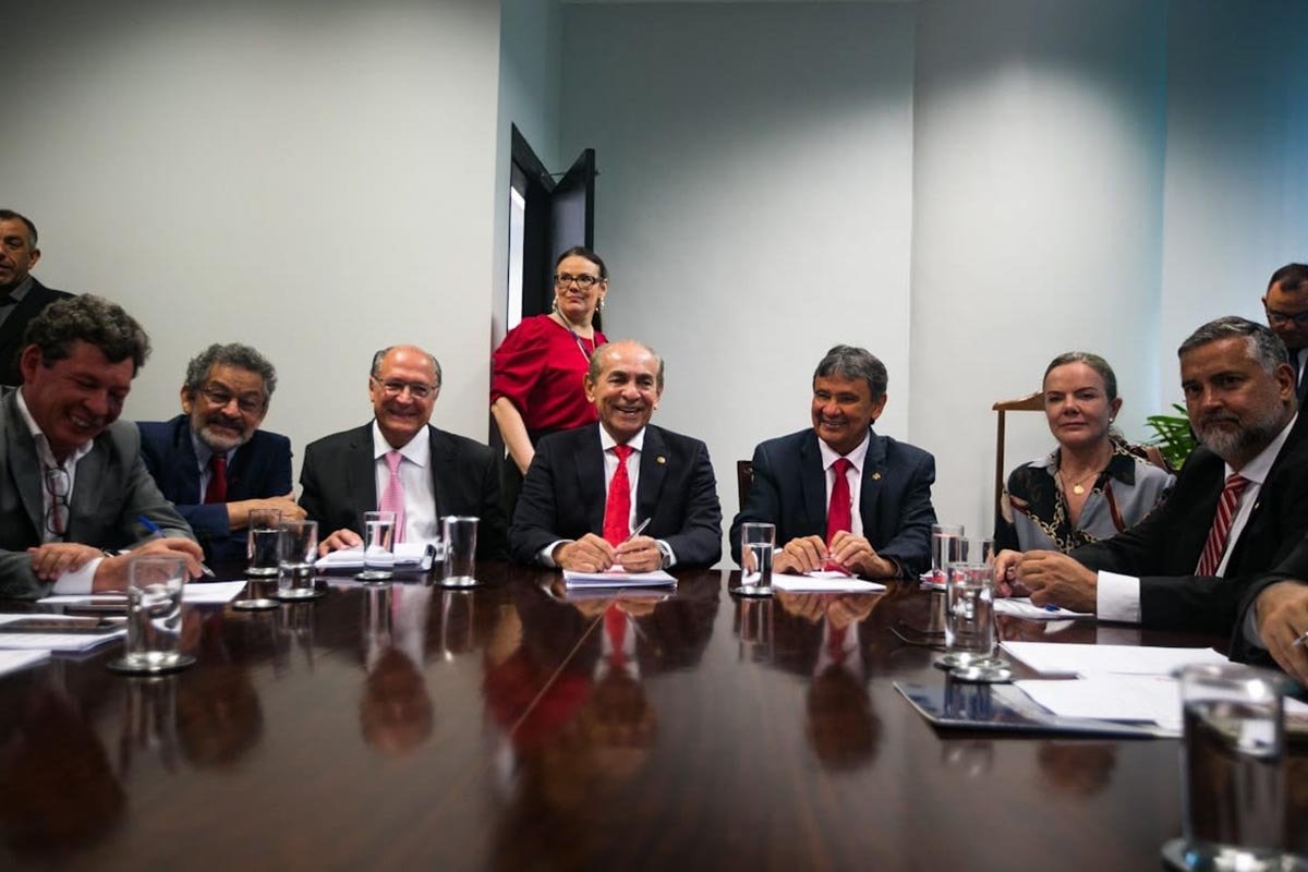 Geraldo Alckmin, equipe de transição e senador Marcelo Castro (MDB-PI), relator-geral do Orçamento participam de reunião - Metrópoles