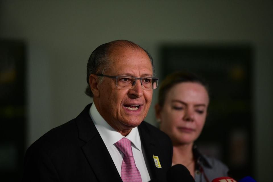 O coordenador da equipe de transição de Lula e vice-presidente eleito, Geraldo Alckmin, dá entrevista diante de púlpito no Senado cercado de outros políticos - Metrópoles