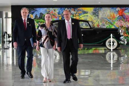 O coordenador da equipe de transição de Lula e vice-presidente eleito, Geraldo Alckmin, caminha pela entrada do Senado Federal junto a Gleisi Hoffman e Aloisio Mercadante - Metrópoles