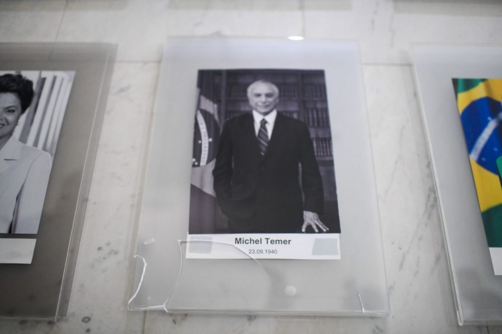 Retrato do ex-presidente Michel Temer exposto no palacio do planalto cai e tem uma de suas pontas quebradas - Metrópoles
