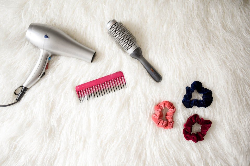Secador de cabelo, pente, escova de cabelo, ligas de cabelo - Metrópoles