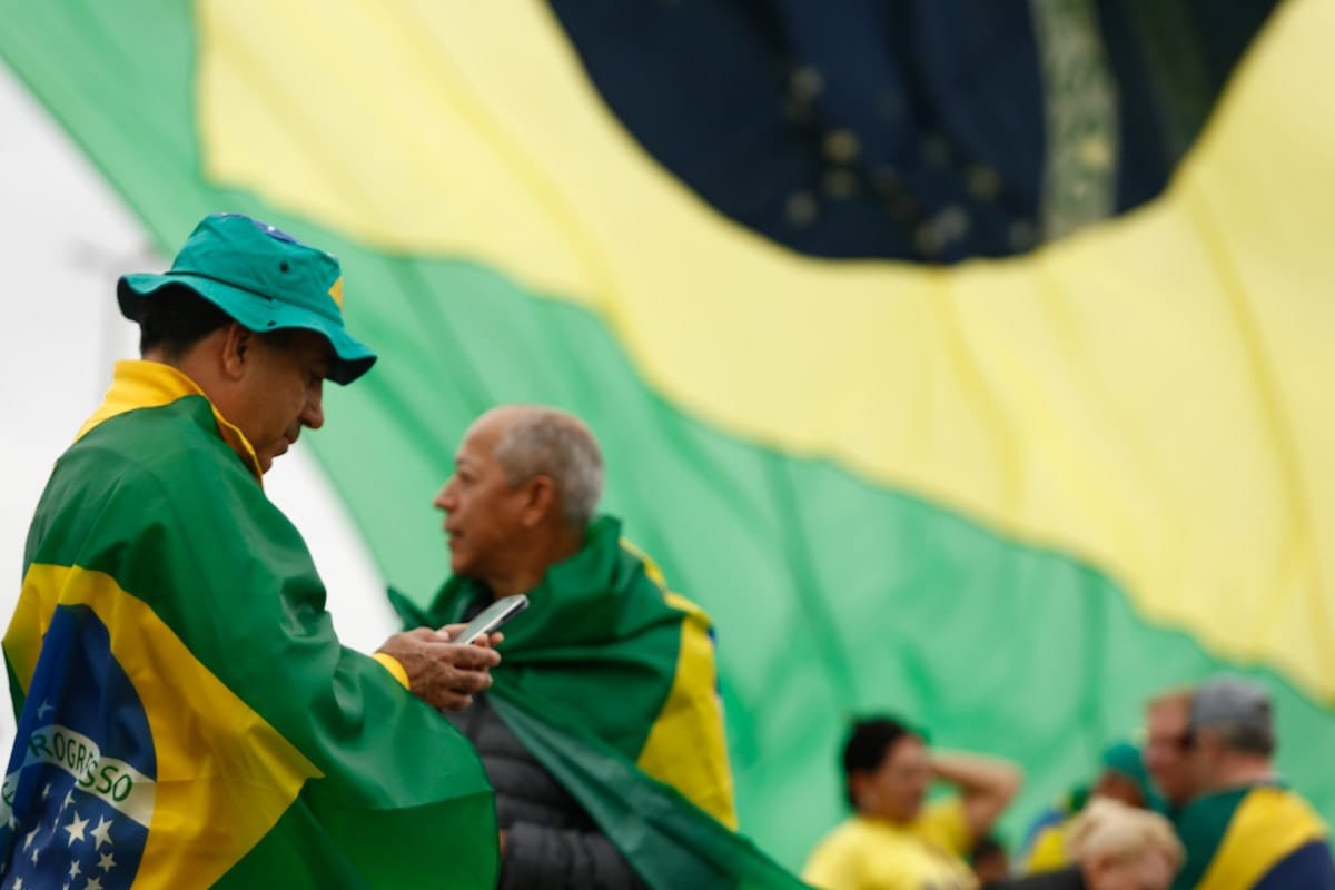 Manifestantes pró-Bolsonaro com bandeiras do Brasil enroladas ao corpo em frente ao Quartel General do Exército Forte Caxias, QG do exército em Brasília - Metrópoles